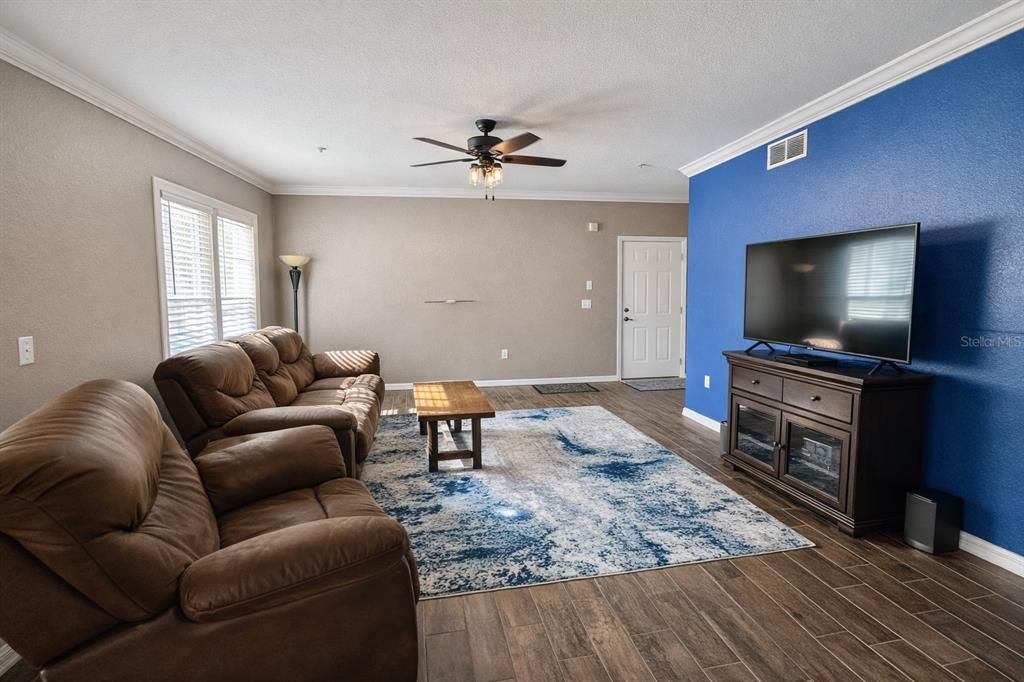 Под контрактом: $215,000 (2 спален, 2 ванн, 1088 Квадратных фут)