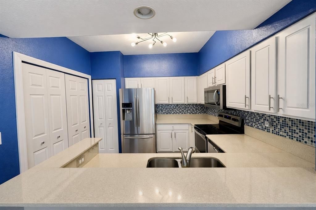 Под контрактом: $215,000 (2 спален, 2 ванн, 1088 Квадратных фут)