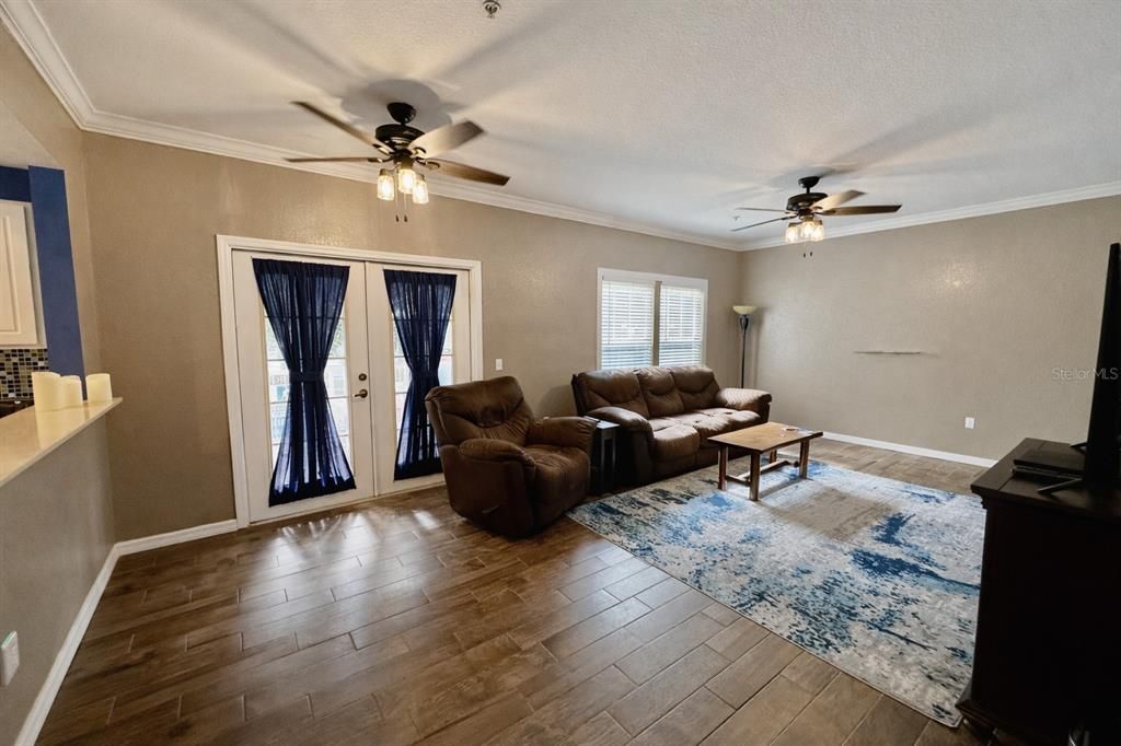 Под контрактом: $215,000 (2 спален, 2 ванн, 1088 Квадратных фут)