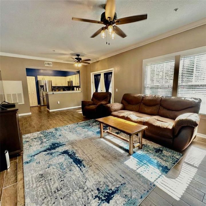 Под контрактом: $215,000 (2 спален, 2 ванн, 1088 Квадратных фут)