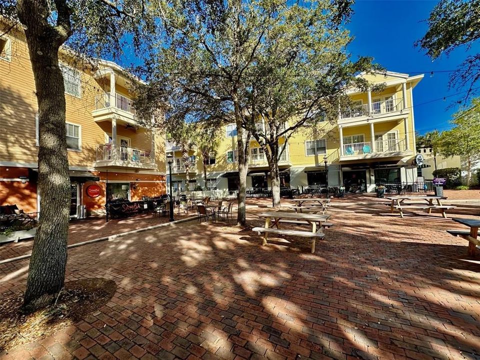 Под контрактом: $215,000 (2 спален, 2 ванн, 1088 Квадратных фут)