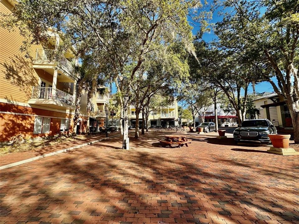 Под контрактом: $215,000 (2 спален, 2 ванн, 1088 Квадратных фут)