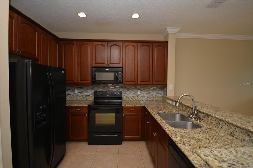 合同活跃: $1,800 (2 贝兹, 2 浴室, 1065 平方英尺)