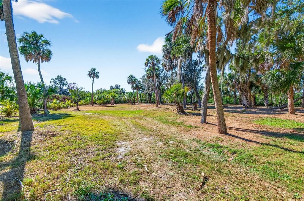 待售: $375,000 (1.70 acres)