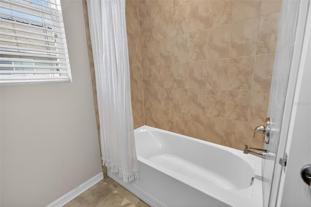 En Venta: $374,900 (4 camas, 3 baños, 2622 Pies cuadrados)
