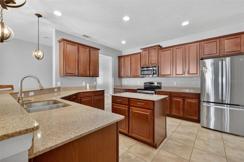 En Venta: $374,900 (4 camas, 3 baños, 2622 Pies cuadrados)