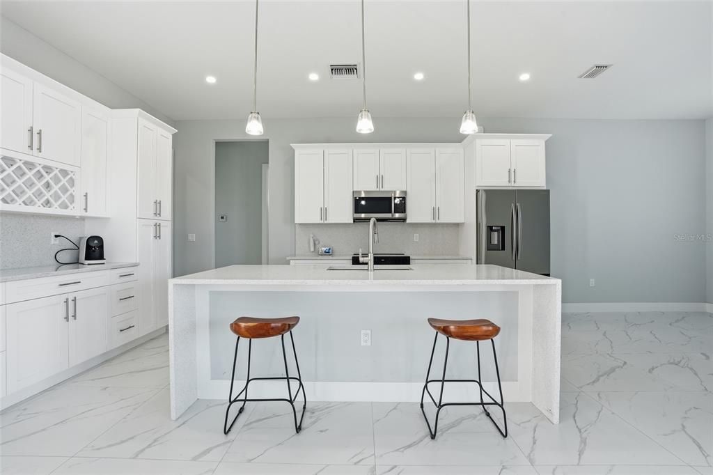 En Venta: $715,000 (4 camas, 3 baños, 1726 Pies cuadrados)