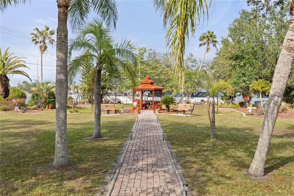 Activo con contrato: $125,000 (2 camas, 2 baños, 1116 Pies cuadrados)