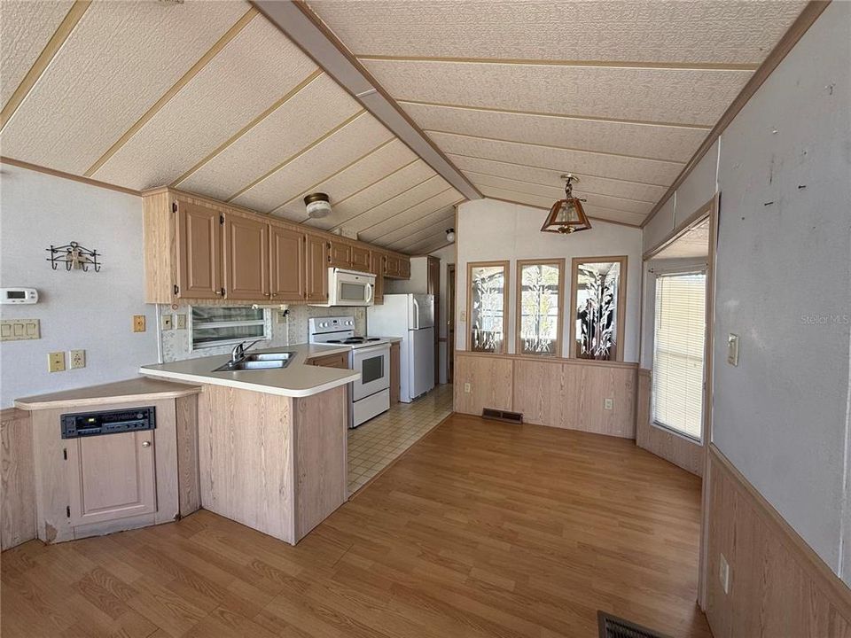 На продажу: $125,000 (2 спален, 1 ванн, 744 Квадратных фут)
