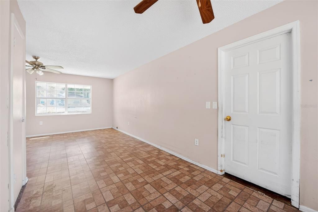 Activo con contrato: $214,900 (3 camas, 2 baños, 1000 Pies cuadrados)