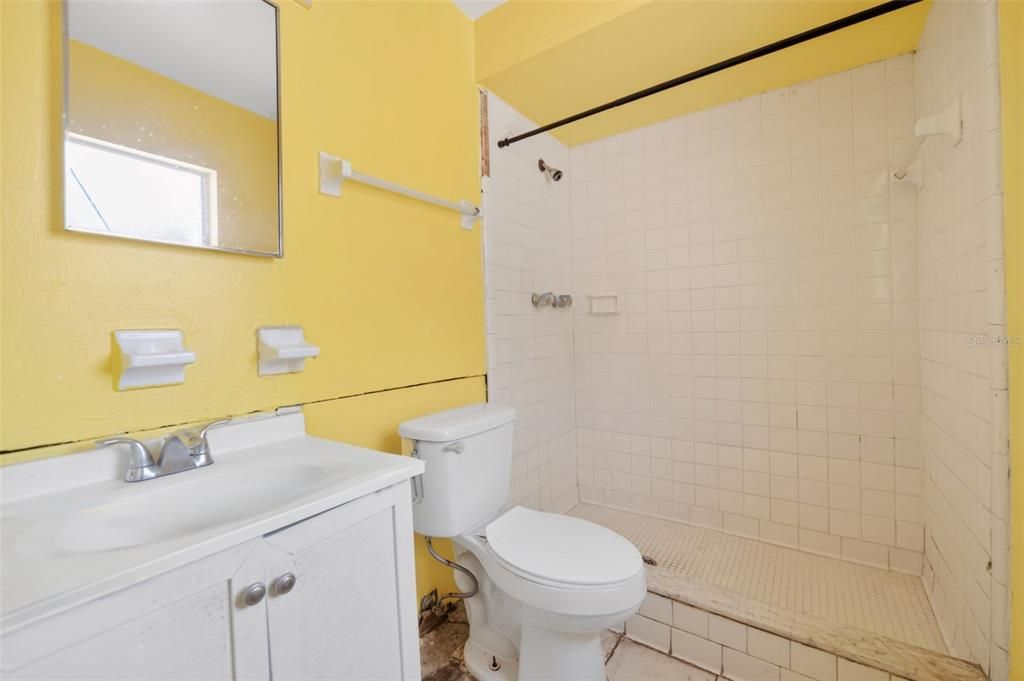Activo con contrato: $214,900 (3 camas, 2 baños, 1000 Pies cuadrados)