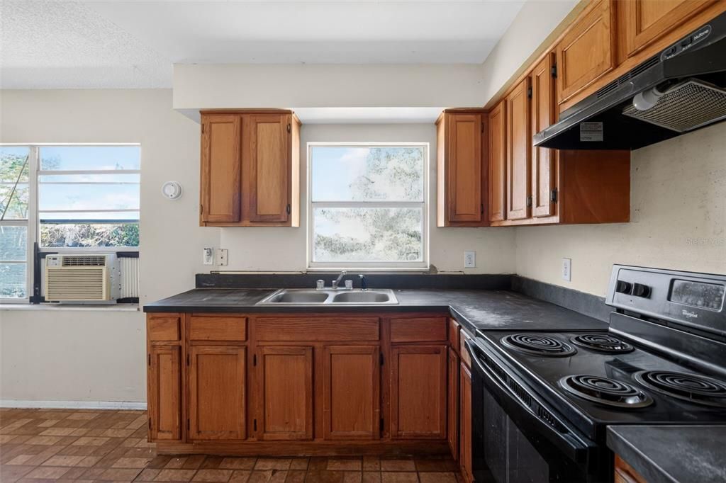 Activo con contrato: $214,900 (3 camas, 2 baños, 1000 Pies cuadrados)