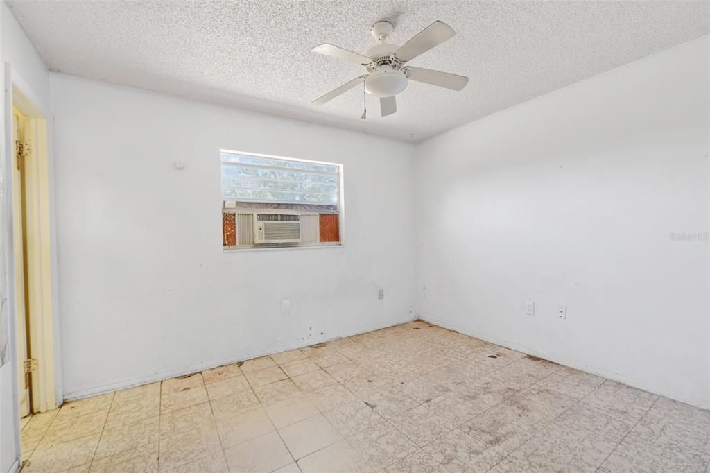 Activo con contrato: $214,900 (3 camas, 2 baños, 1000 Pies cuadrados)
