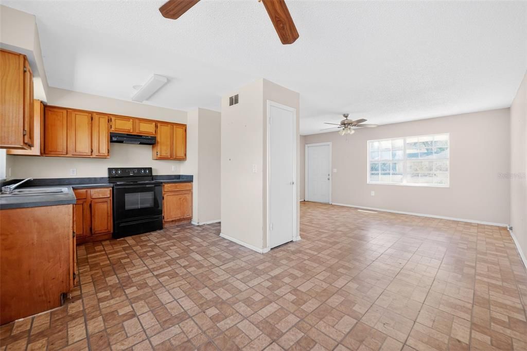 Activo con contrato: $214,900 (3 camas, 2 baños, 1000 Pies cuadrados)