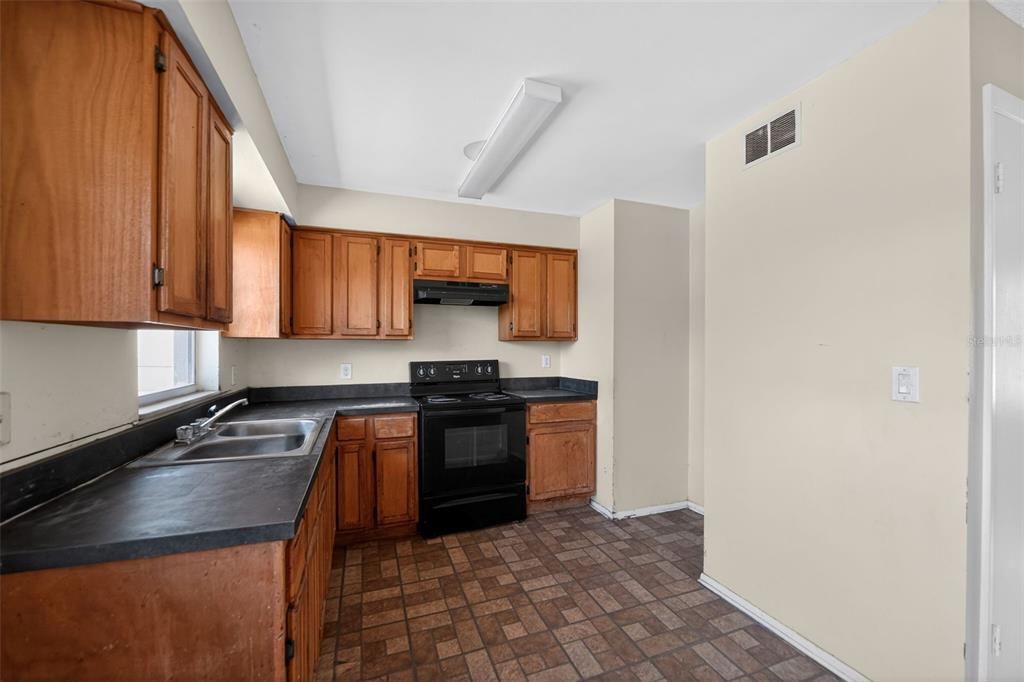 Activo con contrato: $214,900 (3 camas, 2 baños, 1000 Pies cuadrados)