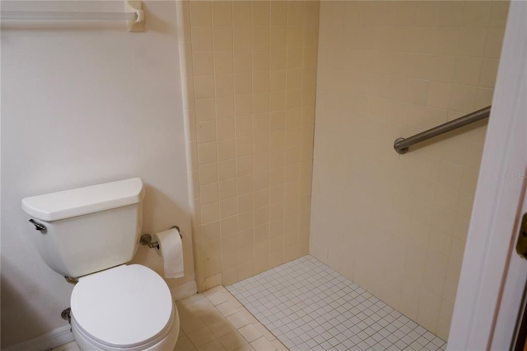 Activo con contrato: $172,900 (2 camas, 2 baños, 1049 Pies cuadrados)