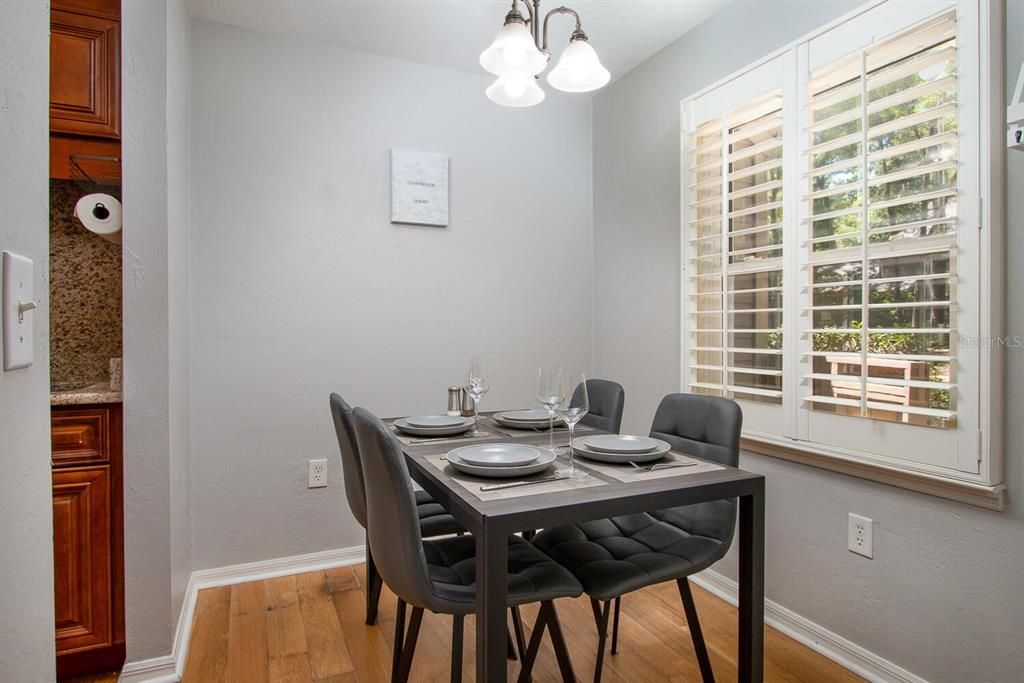 На продажу: $242,900 (2 спален, 2 ванн, 1152 Квадратных фут)