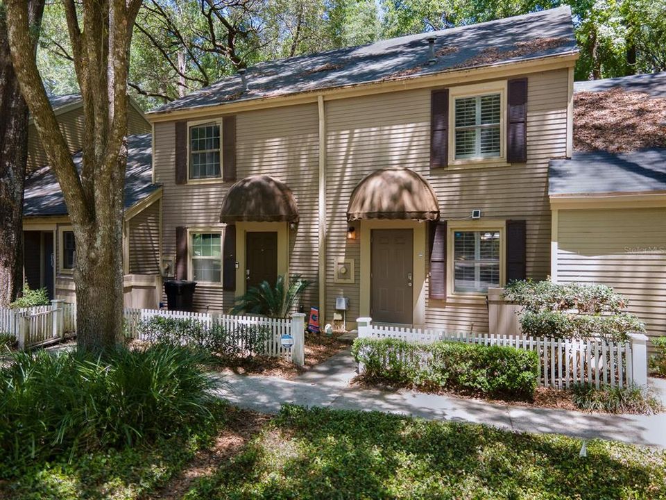 На продажу: $242,900 (2 спален, 2 ванн, 1152 Квадратных фут)