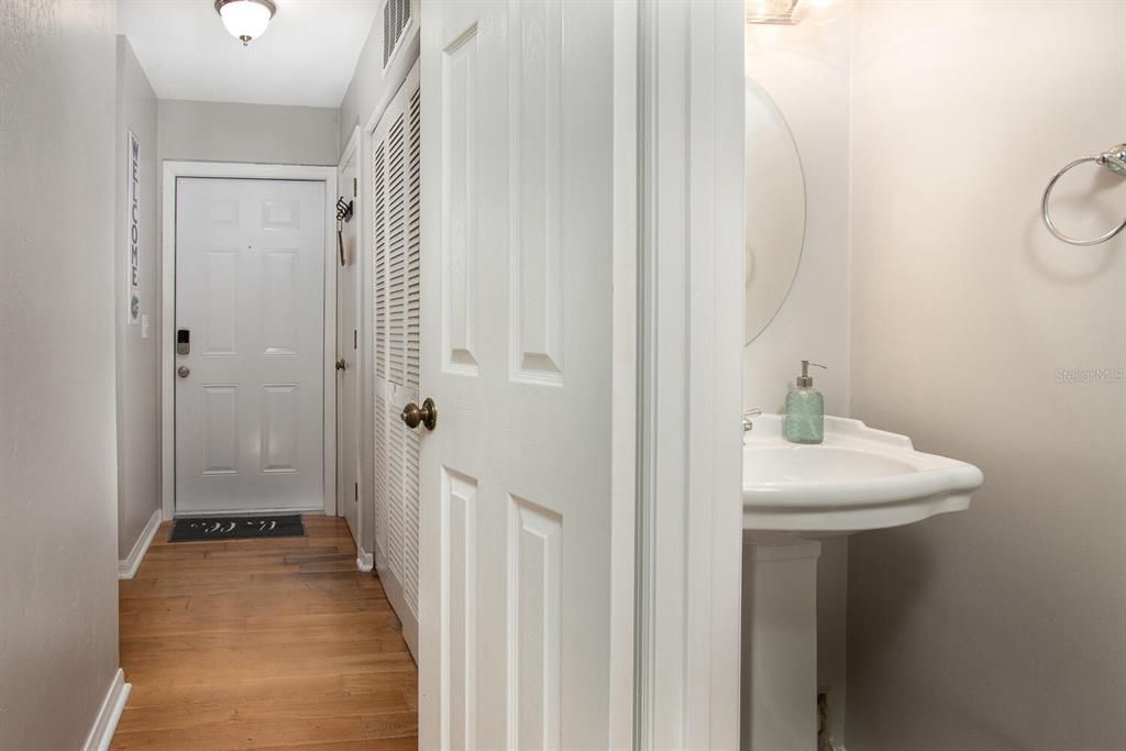 На продажу: $242,900 (2 спален, 2 ванн, 1152 Квадратных фут)