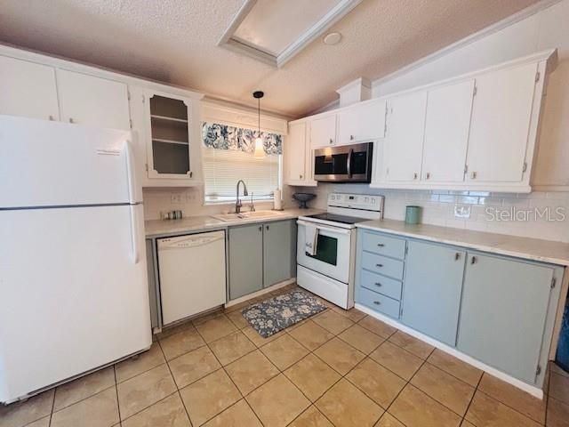 На продажу: $139,900 (2 спален, 2 ванн, 934 Квадратных фут)