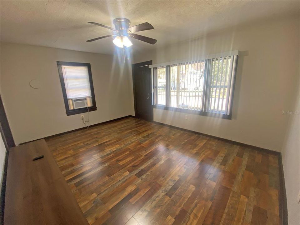 Active With Contract: $124,900 (2 beds, 1 baths, 720 Square Feet)