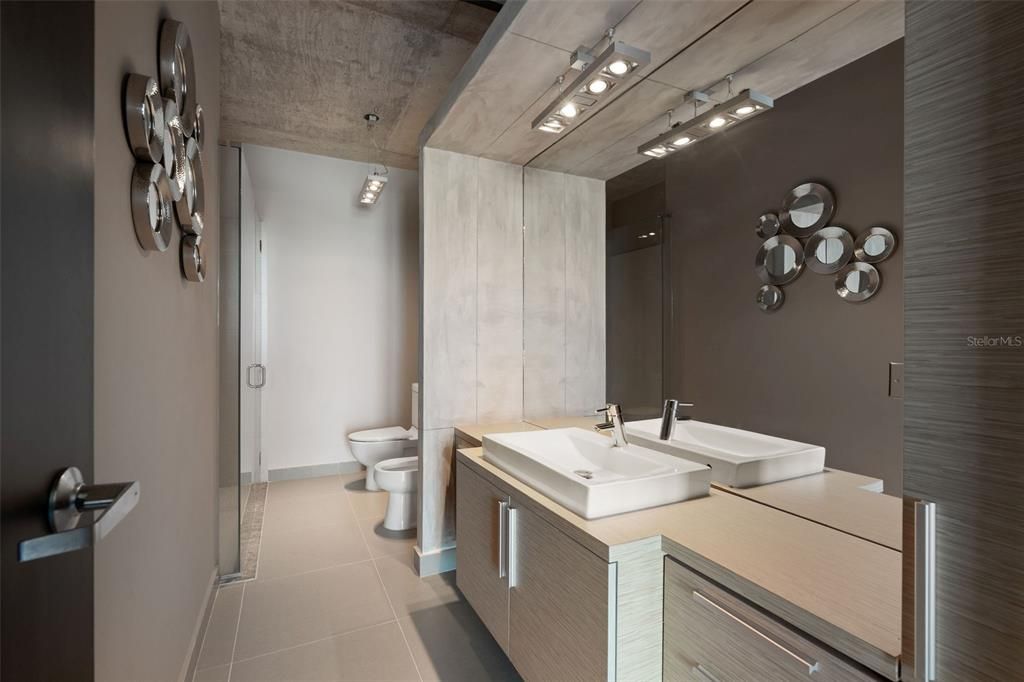 For Sale: $775,000 (1 beds, 2 baths, 1126 Square Feet)