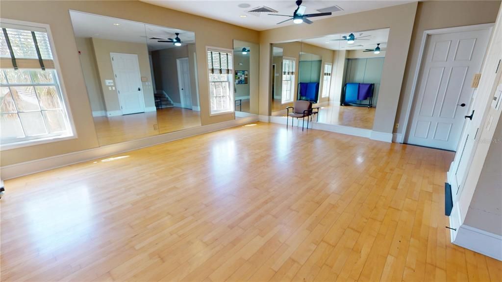 Activo con contrato: $799,995 (5 camas, 3 baños, 2866 Pies cuadrados)