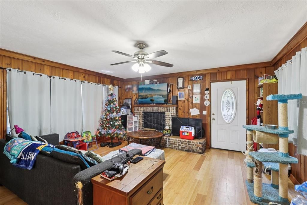 For Sale: $175,000 (3 beds, 1 baths, 1650 Square Feet)