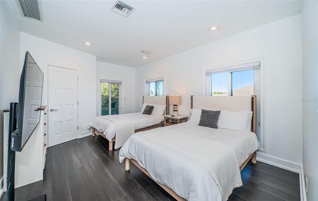For Sale: $4,500,000 (6 beds, 6 baths, 6424 Square Feet)