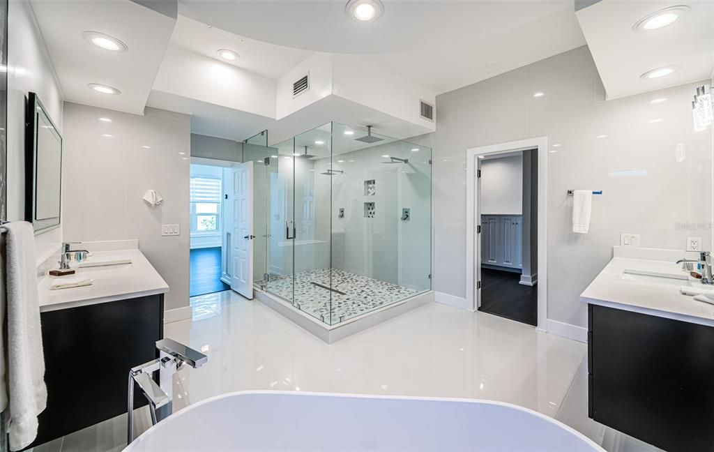 For Sale: $4,500,000 (6 beds, 6 baths, 6424 Square Feet)