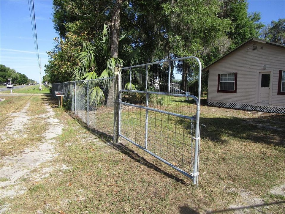 For Sale: $349,900 (2 beds, 2 baths, 948 Square Feet)