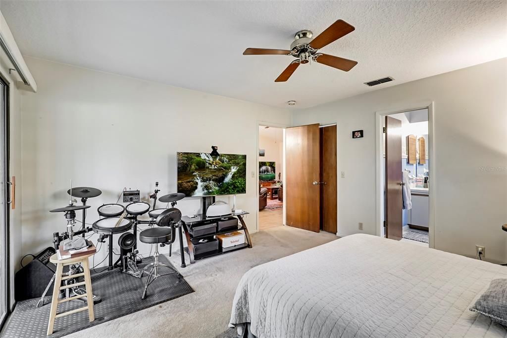 For Sale: $212,500 (2 beds, 2 baths, 1082 Square Feet)
