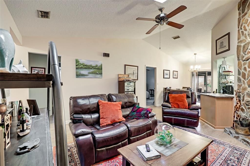 For Sale: $212,500 (2 beds, 2 baths, 1082 Square Feet)