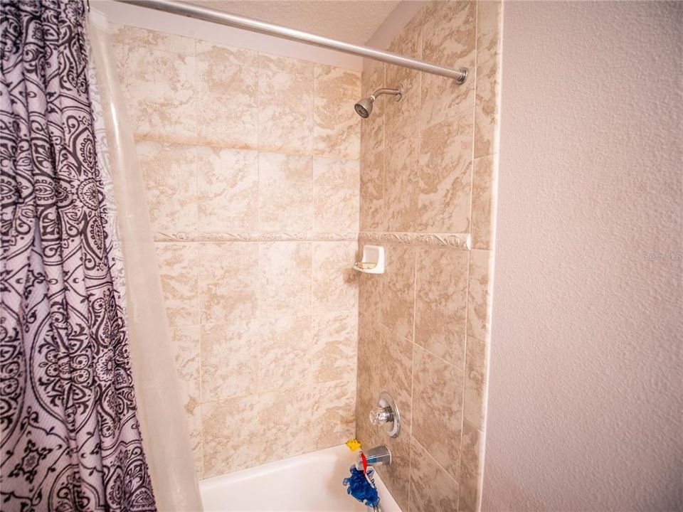 Activo con contrato: $595,000 (4 camas, 3 baños, 2516 Pies cuadrados)