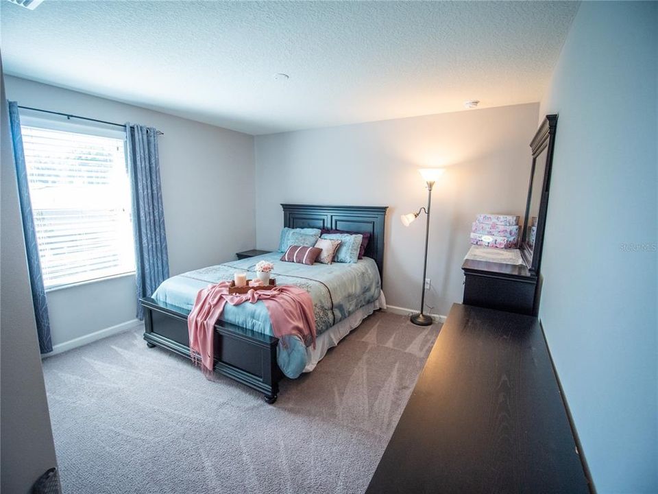 Activo con contrato: $595,000 (4 camas, 3 baños, 2516 Pies cuadrados)