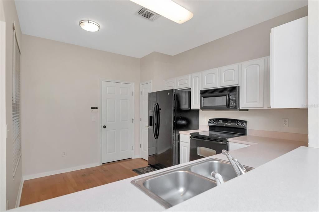 Active With Contract: $219,000 (2 beds, 2 baths, 1272 Square Feet)