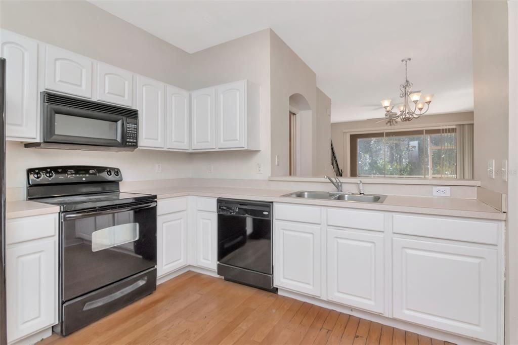 Active With Contract: $219,000 (2 beds, 2 baths, 1272 Square Feet)
