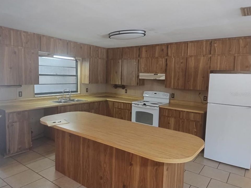 На продажу: $315,000 (2 спален, 2 ванн, 1422 Квадратных фут)