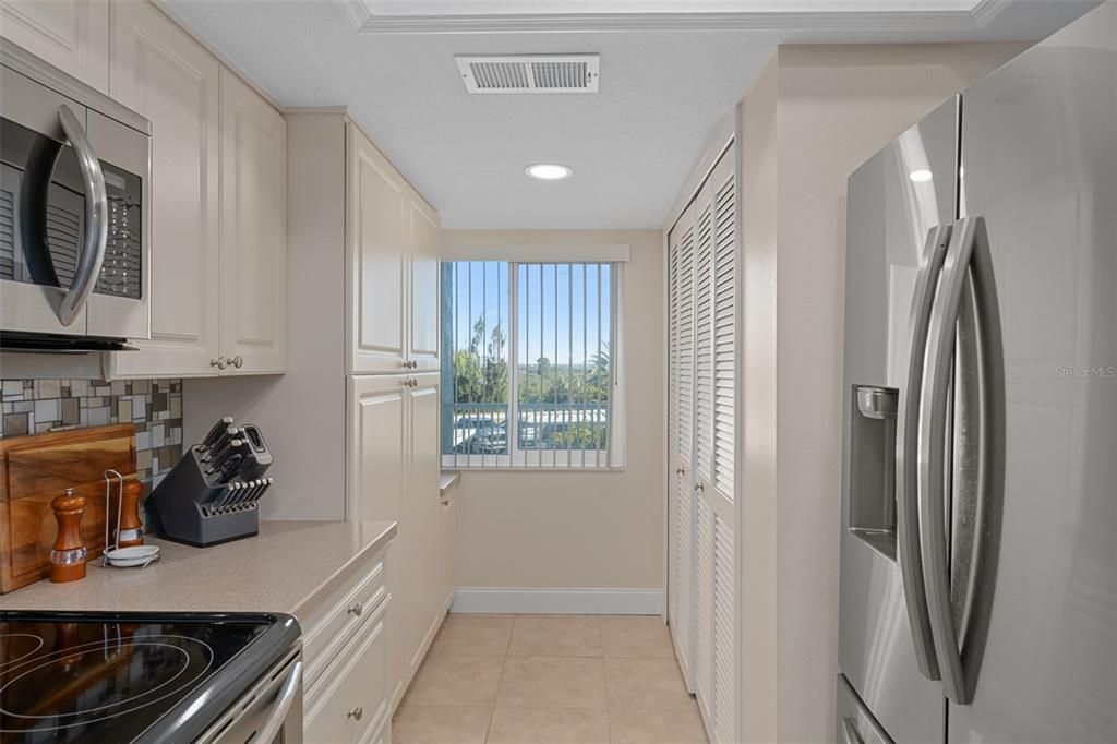 For Sale: $295,000 (2 beds, 2 baths, 1103 Square Feet)