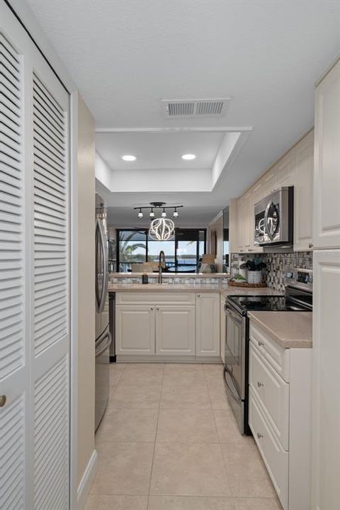 For Sale: $295,000 (2 beds, 2 baths, 1103 Square Feet)