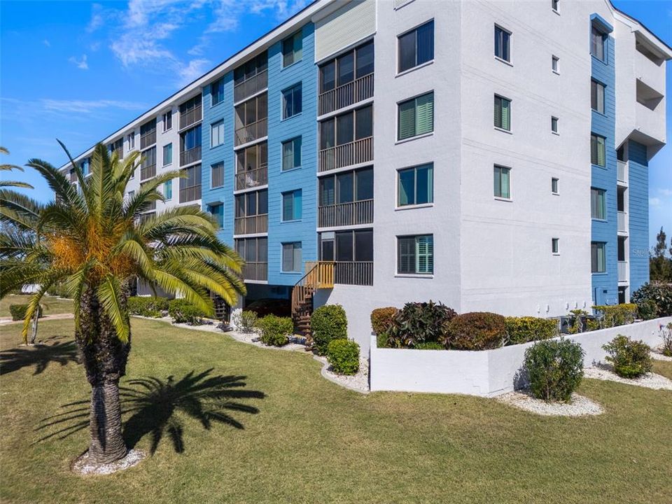 For Sale: $295,000 (2 beds, 2 baths, 1103 Square Feet)
