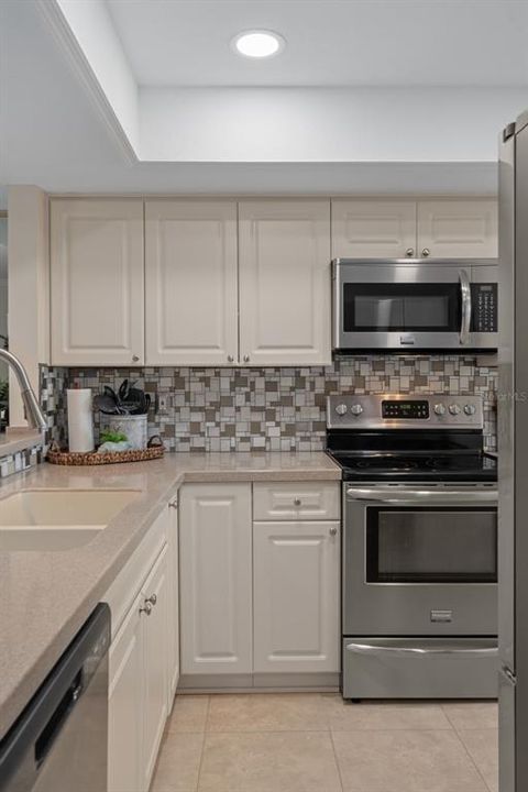 For Sale: $295,000 (2 beds, 2 baths, 1103 Square Feet)