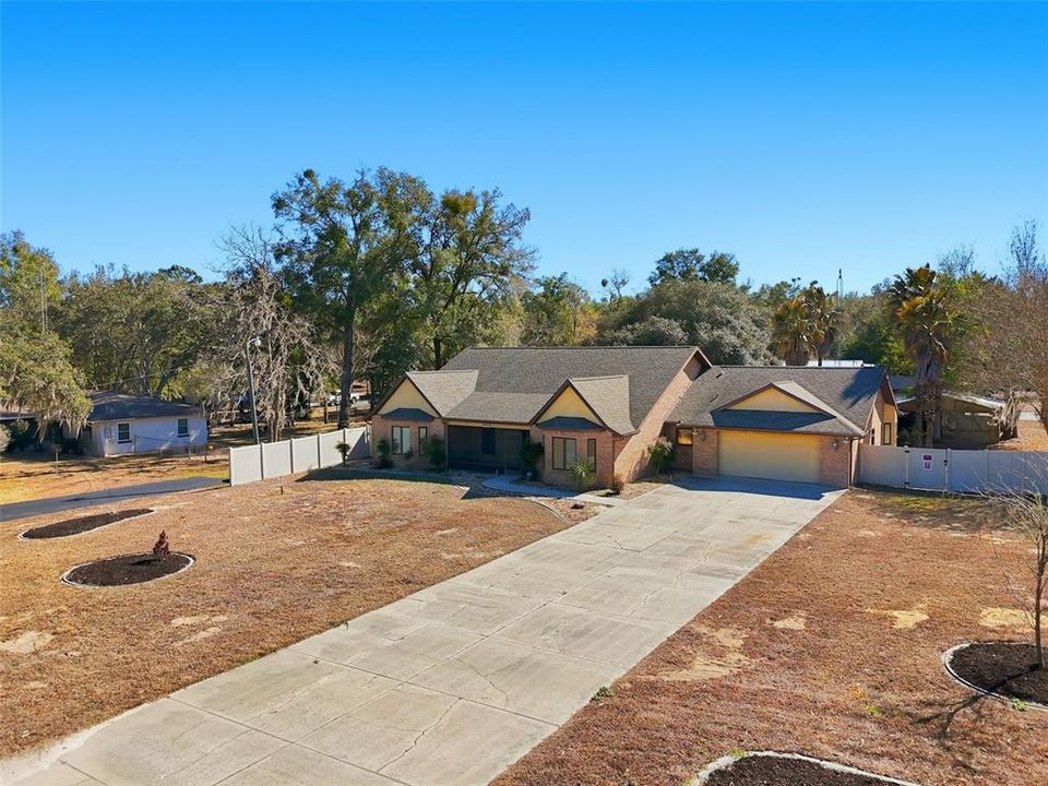 For Sale: $550,000 (4 beds, 3 baths, 2785 Square Feet)