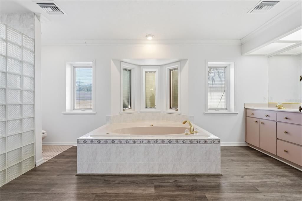 For Sale: $550,000 (4 beds, 3 baths, 2785 Square Feet)