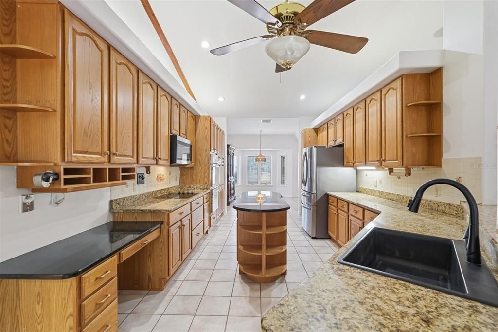 For Sale: $550,000 (4 beds, 3 baths, 2785 Square Feet)