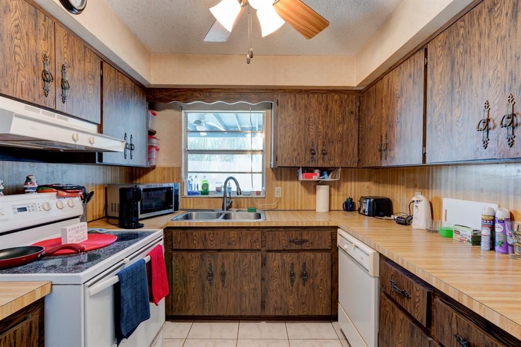 For Sale: $259,000 (3 beds, 2 baths, 1525 Square Feet)