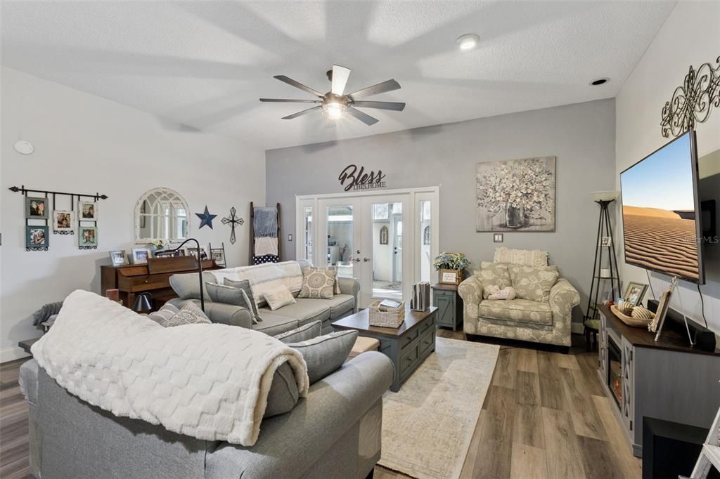 For Sale: $209,000 (2 beds, 2 baths, 1306 Square Feet)