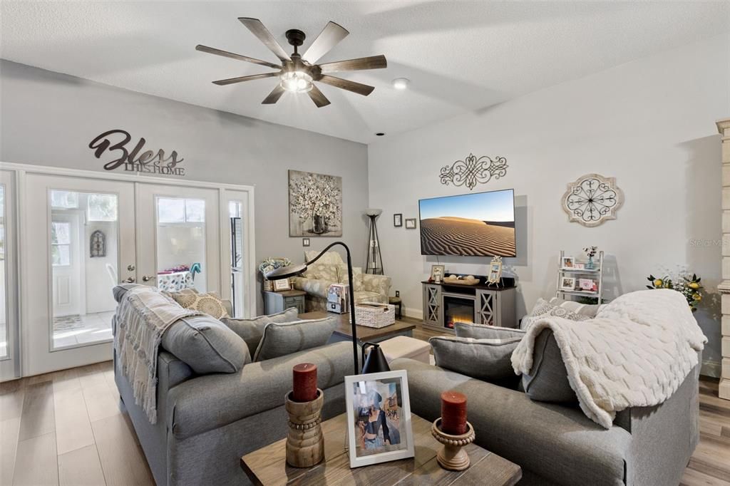 For Sale: $209,000 (2 beds, 2 baths, 1306 Square Feet)
