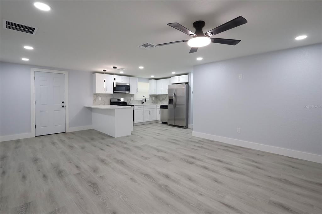 For Sale: $212,000 (4 beds, 2 baths, 1030 Square Feet)