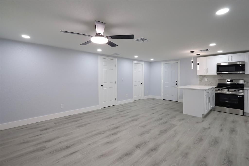 For Sale: $212,000 (4 beds, 2 baths, 1030 Square Feet)